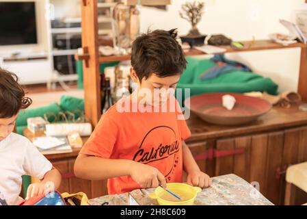 bambini che fanno un esperimento in salotto nel mese di settembre Foto Stock