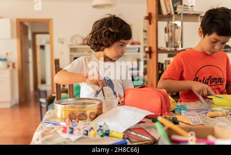 bambini che fanno un esperimento in salotto nel mese di settembre Foto Stock