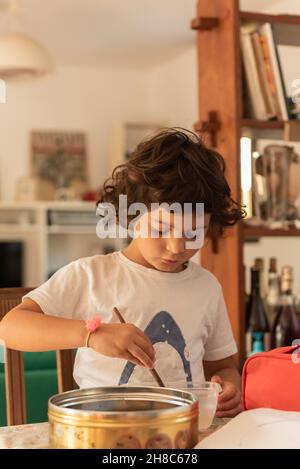 bambini che fanno un esperimento in salotto nel mese di settembre Foto Stock