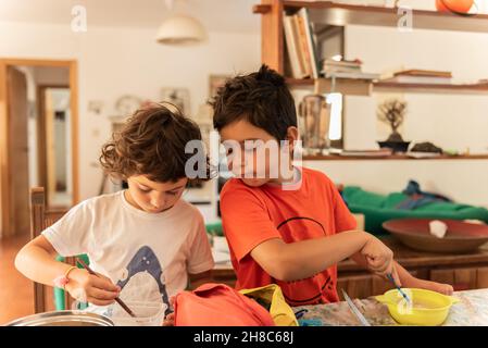 bambini che fanno un esperimento in salotto nel mese di settembre Foto Stock