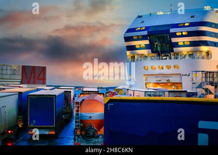 Camion di trasporto che caricano sul traghetto della linea di Silja nel porto del sud, Helsinki nella sera. Helsinki, Finlandia. 3 dicembre 2019. Foto Stock
