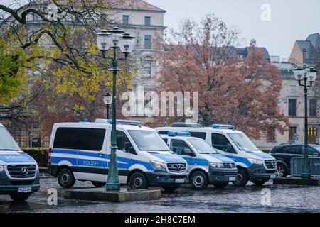 Hannover, Germania. 29 novembre 2021. Durante un controllo Corona, le auto della polizia di Rriot vengono parcheggiate presso Opernplatz. La polizia ha effettuato controlli Corona negli stabilimenti di ristorazione del centro città insieme all'ufficio per l'ordine pubblico di Hannover. Credit: OLE Spata/dpa/Alamy Live News Foto Stock