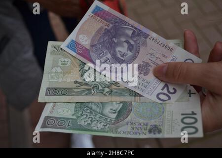 Primo piano di un uomo che detiene carta denaro polacco Foto Stock