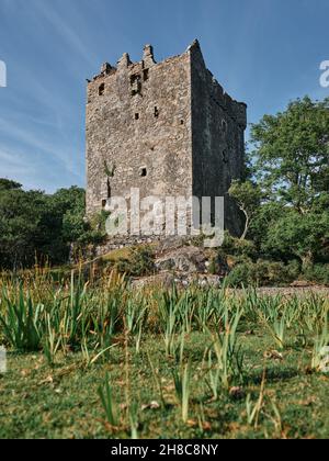 Castello di Moy un castello in rovina vicino Lochbuie sull'isola di Mull, Hebrides interni, Argyll & Bute, Scozia Regno Unito - Scottish Castle Coastline paesaggio estivo Foto Stock