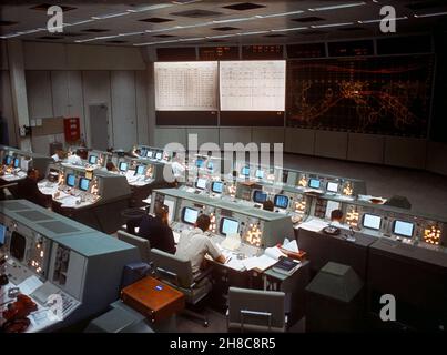 (7 dic. 1965) --- una visione d'insieme del Centro di controllo Missione del Centro spaziale presidiato, durante il Gemini-7 dell'Amministrazione Nazionale Aeronautica e spaziale Foto Stock