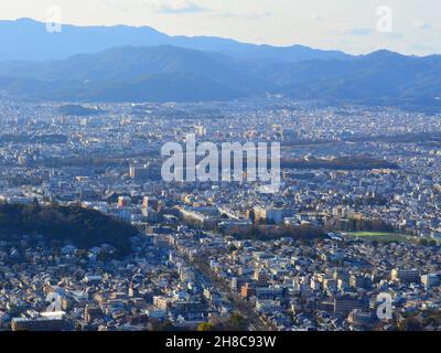 Paesaggio urbano di Kyoto visto dalle montagne in Giappone Foto Stock