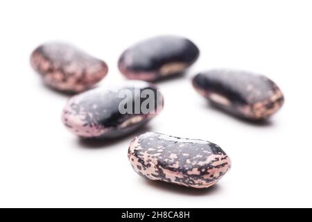 Gruppo di diversi fagioli isolati su sfondo bianco Foto Stock