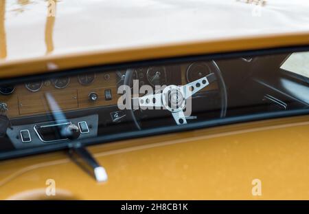 Primo piano dettaglio del volante e del cockpit su una Lotus Europa Bahama gialla Serie S2 due sport coupé British Sessanta classica auto Foto Stock