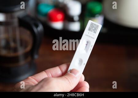 29.11.21. Londra, Inghilterra. Una prova di tenuta manuale del flusso laterale che indica un risultato negativo. Credit: SMP NEWS / Alamy Live News Foto Stock