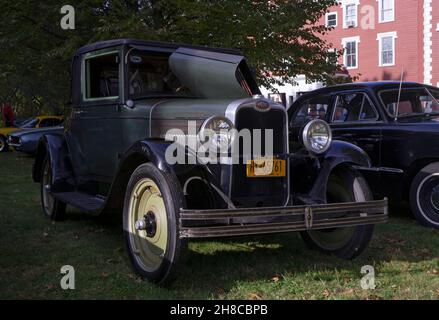 Un'antica berlina 1928 Chevrolet a 2 porte parcheggiata fuori dalla Bayside Historical Society nel Queens ad una mostra d'auto d'epoca. Foto Stock