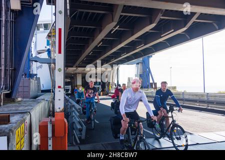 Guldborgsund: Terminal dei traghetti, traghetto da Rostock, ciclisti in partenza a Gedser, Falster, Danimarca Foto Stock