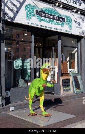 Un mostro preistorico in vendita e esposto al di fuori DI OLDE GOOD THINGS, un business di recupero architettonico a Bowery a Lower Manhattan, New York City. Foto Stock