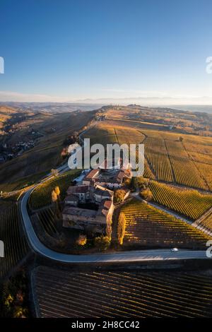 Veduta aerea della tortuosa strada che conduce al Castello di la volta. Barolo, regione vinicola Barolo, Langhe, Piemonte, Italia, Europa. Foto Stock