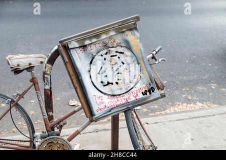 Una scultura misteriosa che sembra tentare di citare Levitico. Su Bedford Avenue a Williamsburg, Brooklyn, New York City. Foto Stock