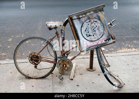 Una scultura misteriosa che sembra tentare di citare Levitico. Su Bedford Avenue a Williamsburg, Brooklyn, New York City. Foto Stock