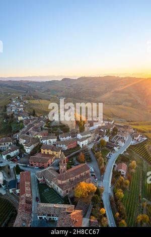 Veduta aerea della città medievale di Serralunga d'Alba e del suo castello in autunno. Serralunga d'Alba, Langhe, Piemonte, Italia, Europa. Foto Stock