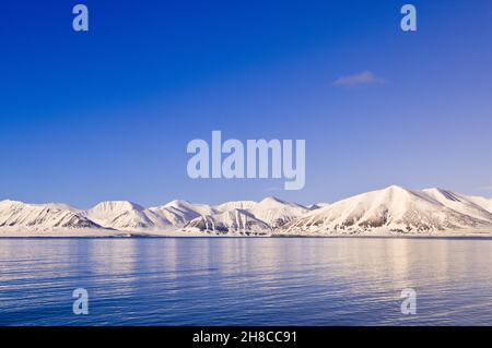 Cime innevate al Woodfjord, Norvegia, Svalbard Foto Stock