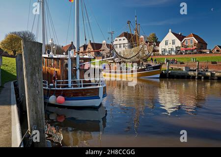 Porto di pesca con pescherecci adibiti alla pesca dei gamberetti, Krummhoern, Germania, bassa Sassonia, Frisia orientale, Greetsiel Foto Stock