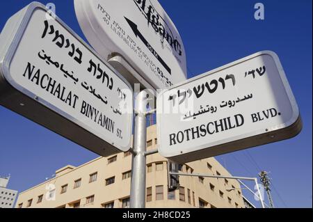 Segnaletica stradale in ebraico, arabo e inglese, Israele, Tel Aviv Foto Stock