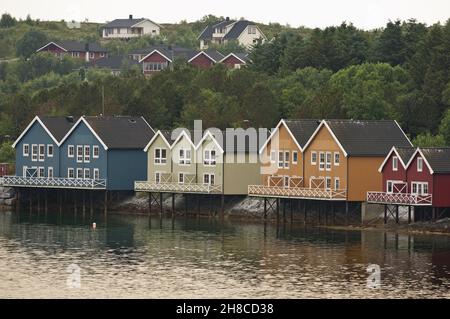 Pile abitazioni sulla costa, Norvegia, Nordland, Bronnoysund Foto Stock