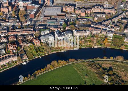 Una vista aerea del fiume Dee, Chester, Inghilterra nord-occidentale, Regno Unito Foto Stock