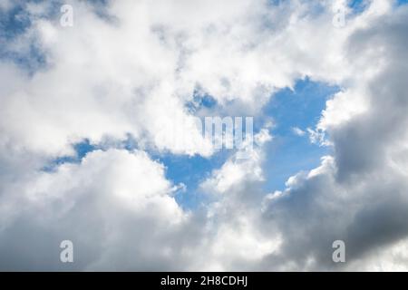 Le nuvole di stratocumuli e le finestre blu del cielo formano una spettacolare formazione di nubi nel cielo durante la tempesta di Foehn, in Svizzera Foto Stock