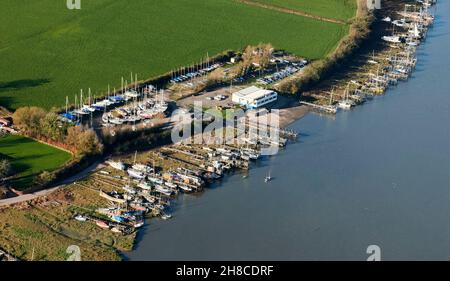 Boat club con barche ormeggiate sulla riva del fiume Wyre, Poulton le Fylde, Lancashire, Nord Ovest Inghilterra, Regno Unito Foto Stock