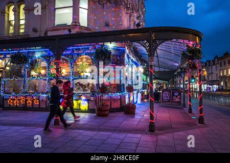 Luci a LED di natale che decorano l'esterno del Carlton pub e ristorante, Liandudno, Galles del Nord. Foto Stock