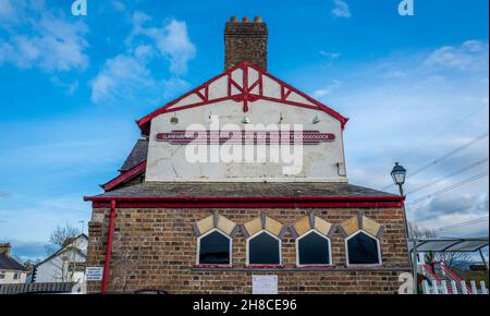 Llanfairpwll stazione ferroviaria. La stazione ferroviaria gallese con il nome più lungo, Llanfairpwlgwyngylgogerychwyrndrobwllllantysiliogogoch. Foto Stock