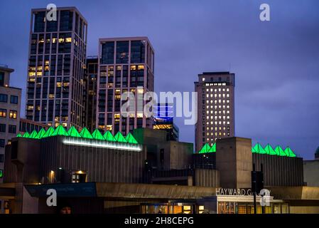 Hayward Gallery sulla Southbank e gli edifici oltre, Londra, Inghilterra, Regno Unito Foto Stock