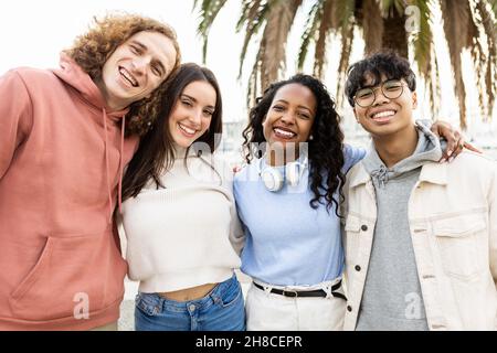 Ritratto di un gruppo di amici all'aperto millenario unito Foto Stock