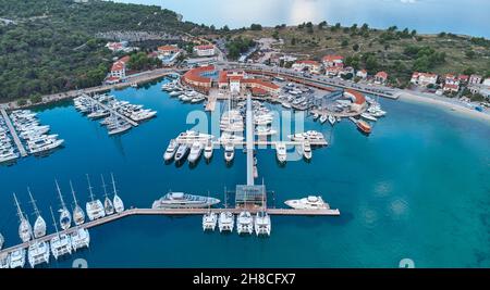 Veduta aerea di Marina Frapa Rogoznica, Croazia. Bellissimi yacht, catamarani e barche a vela nella Marina di prima mattina Foto Stock