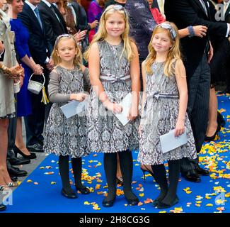 Apeldoorn, Niederlande. 05 ottobre 2013. Tchter Familie Prinzessin Amalia e la Principessa Alexia e la Principessa Ariane von Holland arrivano alla Chiesa i membri della famiglia reale olandese presenziano al matrimonio HZT Jaime de Bourbon de Parma *** Local Caption *** 00298604 Credit: dpa/Alamy Live News Foto Stock