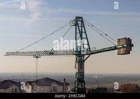 Edificio nuovo e alto edificio a piani multipli con gru a torre Foto Stock