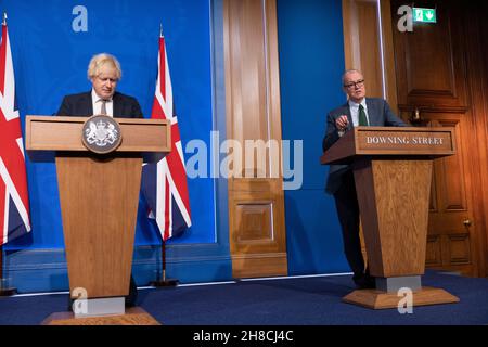 Il primo ministro britannico Boris Johnson consegna la COVID-19 Press Conference esortando le persone ad ottenere i loro booster jab, Downing Street, Londra, Regno Unito Foto Stock