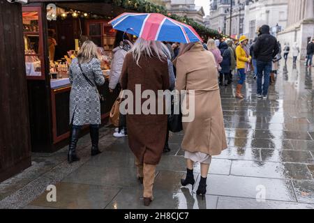 Gli amanti dello shopping natalizio di Londra possono sfruttare al massimo la libertà di uscire e godersi le attrazioni turistiche durante le feste, mentre la variante Omicron minaccia, Regno Unito Foto Stock