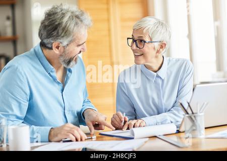persone anziane che firmano il contratto accordo di affari di ufficio di affare documento Foto Stock