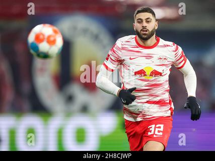 Lipsia, Germania. 28 novembre 2021. Calcio: Bundesliga, Matchday 13, RB Leipzig - Bayer Leverkusen alla Red Bull Arena. Il giocatore di Lipsia Josko Gvardiol sul pallone. Credit: Jan Woitas/dpa-Zentralbild/dpa/Alamy Live News Foto Stock