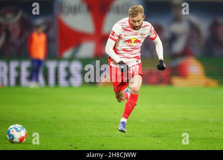 Lipsia, Germania. 28 novembre 2021. Calcio: Bundesliga, Matchday 13, RB Leipzig - Bayer Leverkusen alla Red Bull Arena. Il giocatore di Lipsia Konrad Laimer sul pallone. Credit: Jan Woitas/dpa-Zentralbild/dpa/Alamy Live News Foto Stock