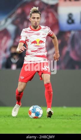 Lipsia, Germania. 28 novembre 2021. Calcio: Bundesliga, Matchday 13, RB Leipzig - Bayer Leverkusen alla Red Bull Arena. Il giocatore di Lipsia Kevin Kampl sulla palla. Credit: Jan Woitas/dpa-Zentralbild/dpa/Alamy Live News Foto Stock