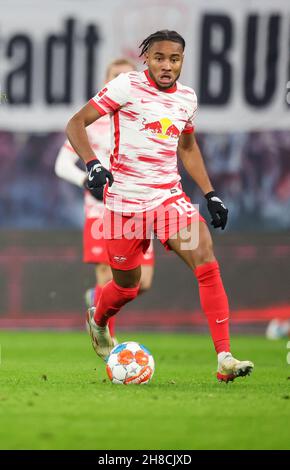 Lipsia, Germania. 28 novembre 2021. Calcio: Bundesliga, Matchday 13, RB Leipzig - Bayer Leverkusen alla Red Bull Arena. Il giocatore di Lipsia Christopher Nkunku sul pallone. Credit: Jan Woitas/dpa-Zentralbild/dpa/Alamy Live News Foto Stock