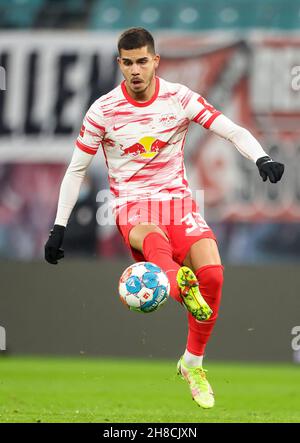 Lipsia, Germania. 28 novembre 2021. Calcio: Bundesliga, Matchday 13, RB Leipzig - Bayer Leverkusen alla Red Bull Arena. Il giocatore di Lipsia Andre Silva sul pallone. Credit: Jan Woitas/dpa-Zentralbild/dpa/Alamy Live News Foto Stock