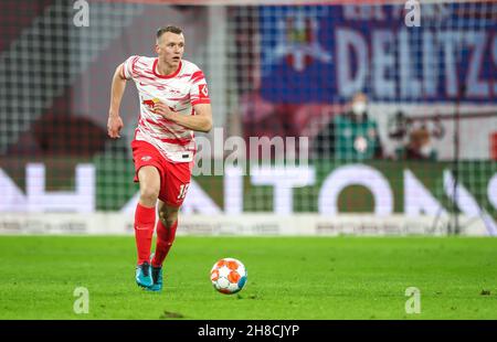 Lipsia, Germania. 28 novembre 2021. Calcio: Bundesliga, Matchday 13, RB Leipzig - Bayer Leverkusen alla Red Bull Arena. Il giocatore di Lipsia Lukas Klostermann sul pallone. Credit: Jan Woitas/dpa-Zentralbild/dpa/Alamy Live News Foto Stock