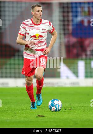 Lipsia, Germania. 28 novembre 2021. Calcio: Bundesliga, Matchday 13, RB Leipzig - Bayer Leverkusen alla Red Bull Arena. Il giocatore di Lipsia Lukas Klostermann sul pallone. Credit: Jan Woitas/dpa-Zentralbild/dpa/Alamy Live News Foto Stock