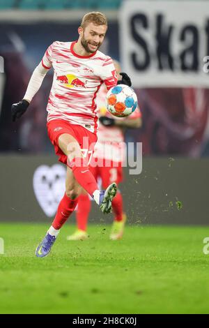 Lipsia, Germania. 28 novembre 2021. Calcio: Bundesliga, Matchday 13, RB Leipzig - Bayer Leverkusen alla Red Bull Arena. Il giocatore di Lipsia Konrad Laimer sul pallone. Credit: Jan Woitas/dpa-Zentralbild/dpa/Alamy Live News Foto Stock