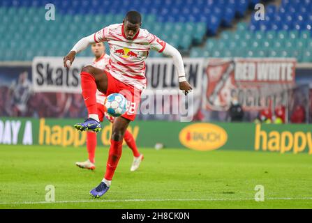 Lipsia, Germania. 28 novembre 2021. Calcio: Bundesliga, Matchday 13, RB Leipzig - Bayer Leverkusen alla Red Bull Arena. Il giocatore di Lipsia Nordi Mukiele sul pallone. Credit: Jan Woitas/dpa-Zentralbild/dpa/Alamy Live News Foto Stock