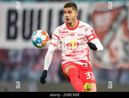Lipsia, Germania. 28 novembre 2021. Calcio: Bundesliga, Matchday 13, RB Leipzig - Bayer Leverkusen alla Red Bull Arena. Il giocatore di Lipsia Andre Silva sul pallone. Credit: Jan Woitas/dpa-Zentralbild/dpa/Alamy Live News Foto Stock