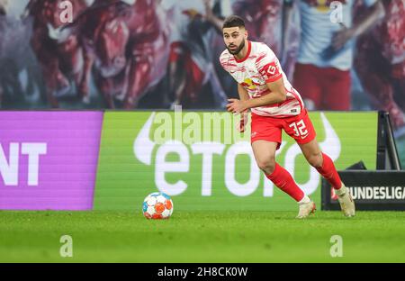 Lipsia, Germania. 28 novembre 2021. Calcio: Bundesliga, Matchday 13, RB Leipzig - Bayer Leverkusen alla Red Bull Arena. Il giocatore di Lipsia Josko Gvardiol sul pallone. Credit: Jan Woitas/dpa-Zentralbild/dpa/Alamy Live News Foto Stock