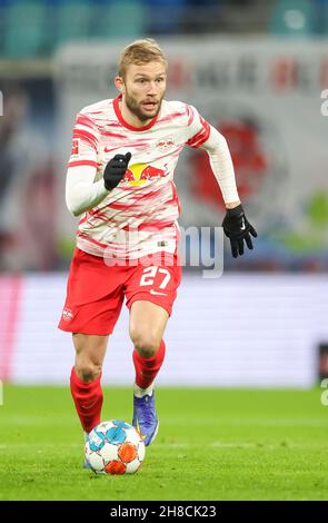 Lipsia, Germania. 28 novembre 2021. Calcio: Bundesliga, Matchday 13, RB Leipzig - Bayer Leverkusen alla Red Bull Arena. Il giocatore di Lipsia Konrad Laimer sul pallone. Credit: Jan Woitas/dpa-Zentralbild/dpa/Alamy Live News Foto Stock