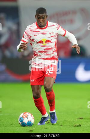 Lipsia, Germania. 28 novembre 2021. Calcio: Bundesliga, Matchday 13, RB Leipzig - Bayer Leverkusen alla Red Bull Arena. Il giocatore di Lipsia Nordi Mukiele sul pallone. Credit: Jan Woitas/dpa-Zentralbild/dpa/Alamy Live News Foto Stock